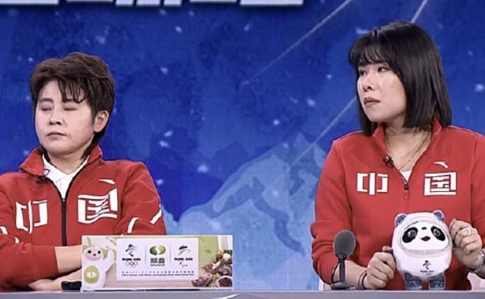 美女露出尿口让男生捅